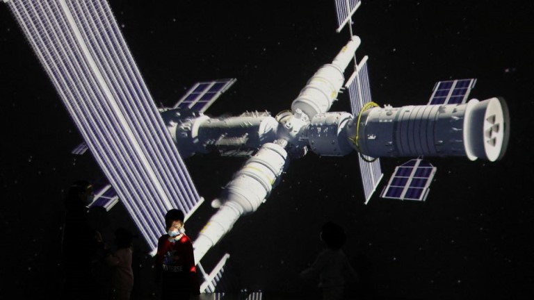 Astronautas chineses pousam na Terra após 183 dias no espaço
