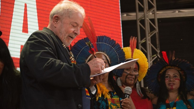 Lula (PT) promete criar um Ministério Indígena; candidato a presidência recebe apoio do Apib
