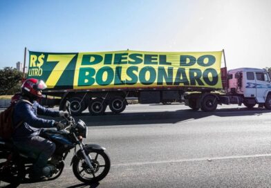 Caminhoneiros exibem faixas de protesto contra a alta do diesel no governo Bolsonaro
