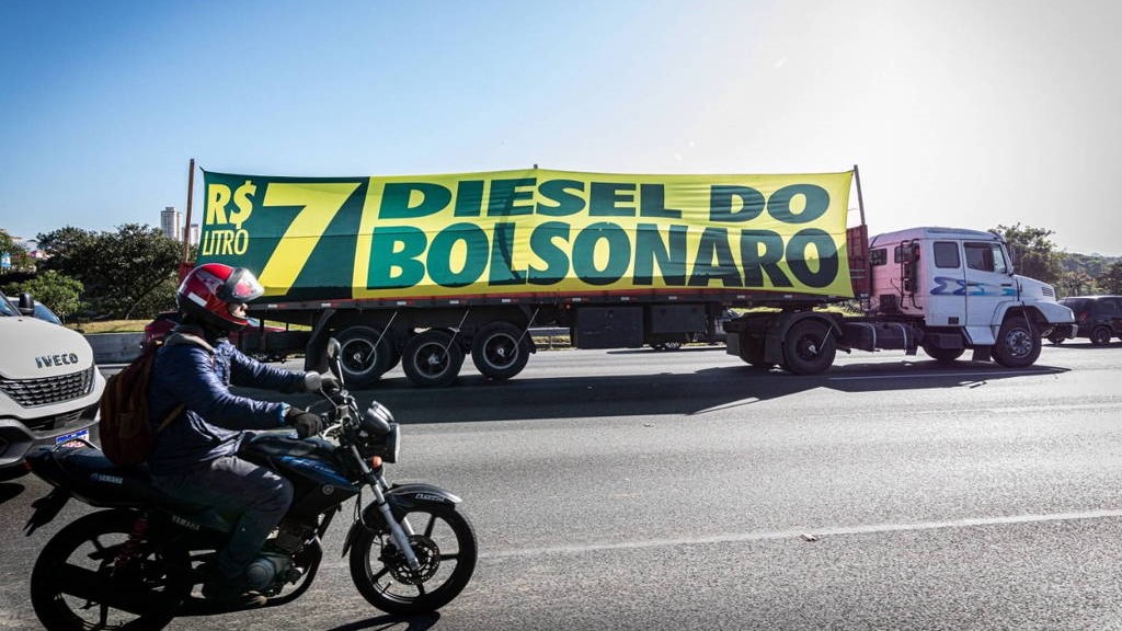 Caminhoneiros exibem faixas de protesto contra a alta do diesel no governo Bolsonaro