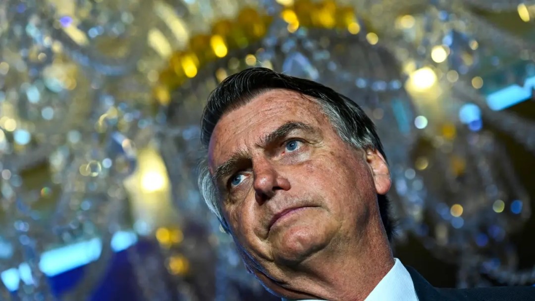 Defesa de Bolsonaro devolve terceiro kit de joias sauditas; conjunto foi entregue à Caixa Econômica
